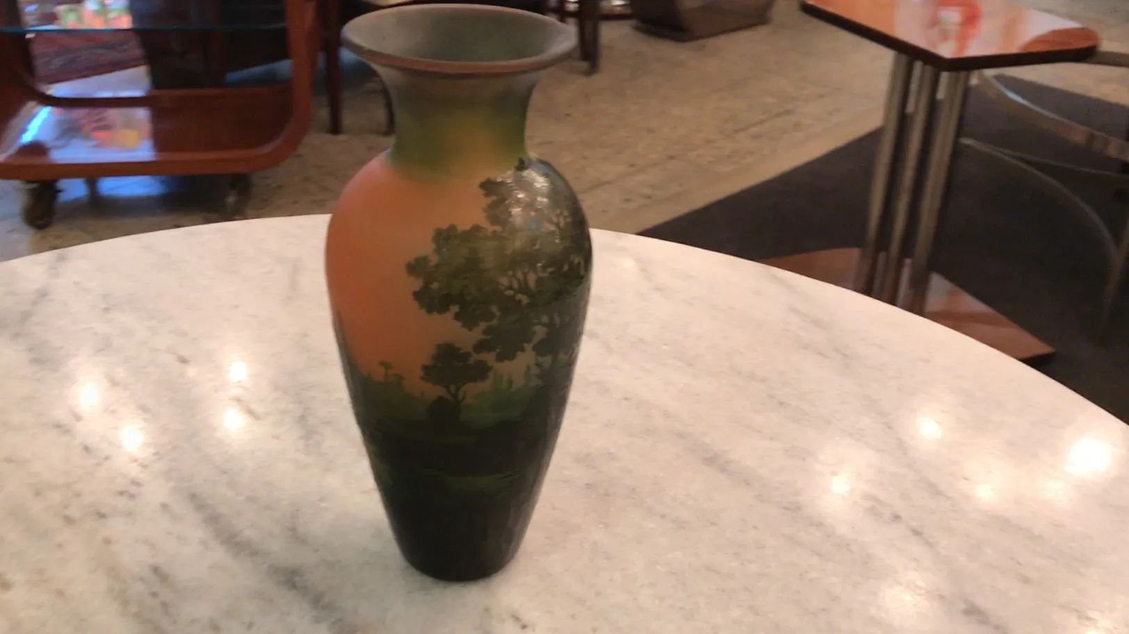 Vaso in vetro firmato D'Argental con paesaggi sul fondo.