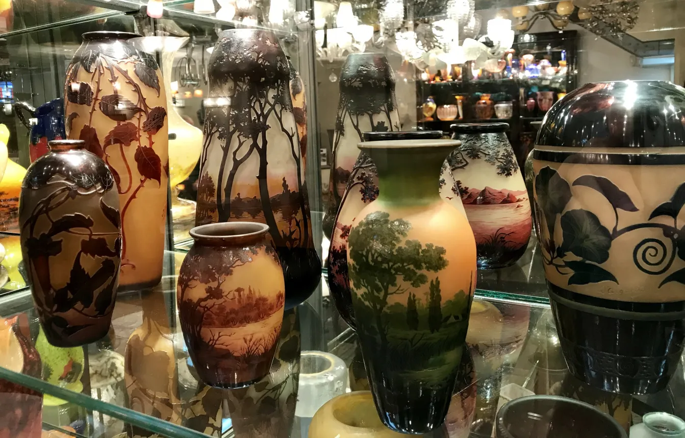 vasi decorativi in mostra con vetro firmato d'argental