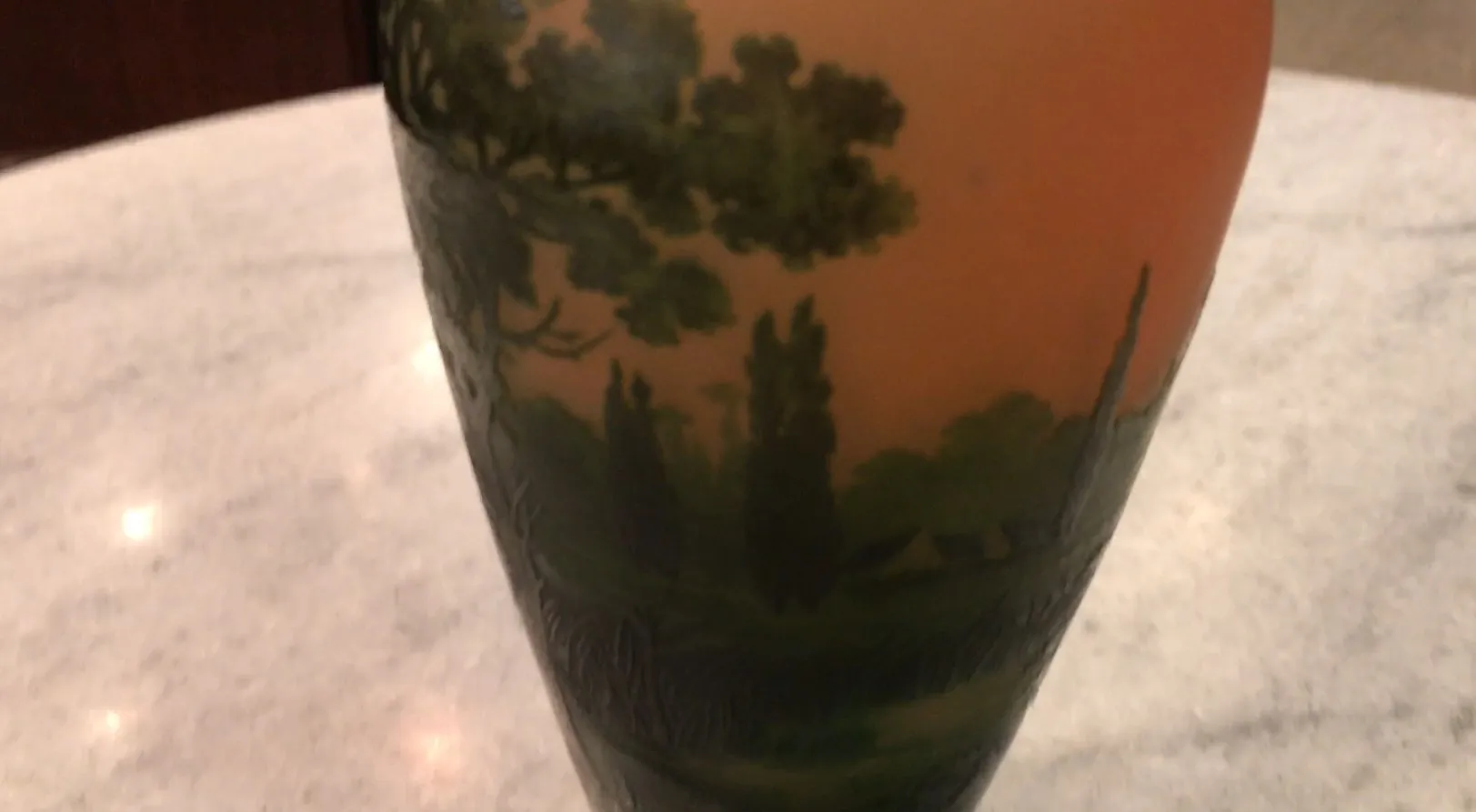 Verre signé D'Argental montrant un paysage peint, antiquité.