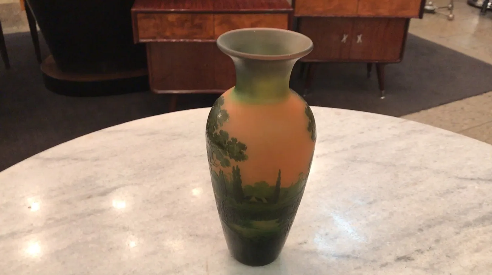 Vase en verre signé D'Argental avec décoration paysagère, antiquité.