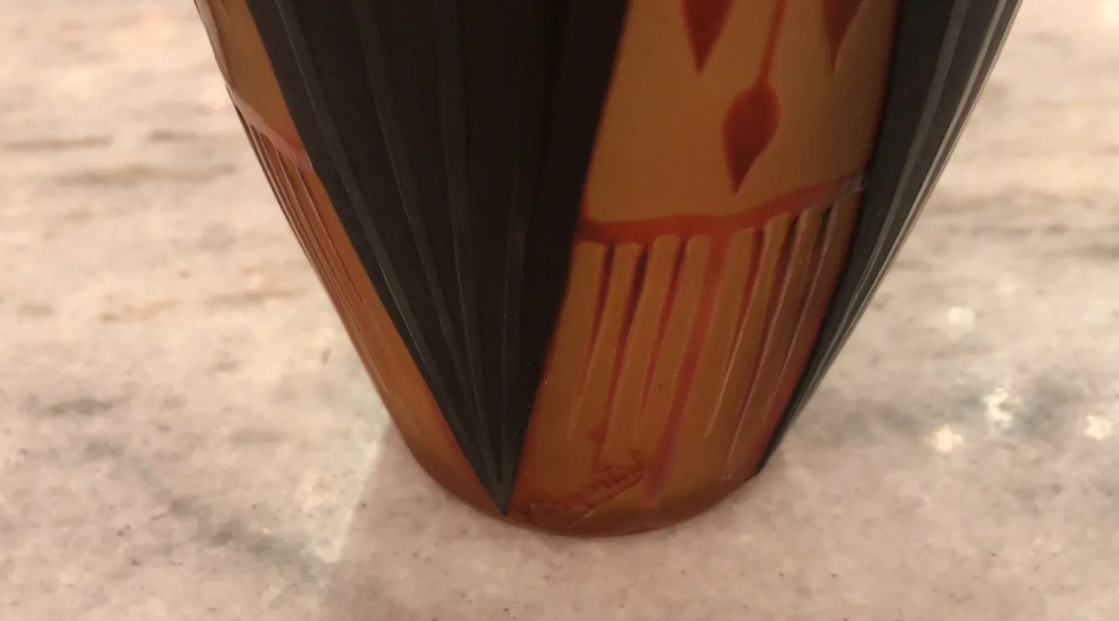 Antikes signiertes Glas d'Argental mit warmen dekorativen Details