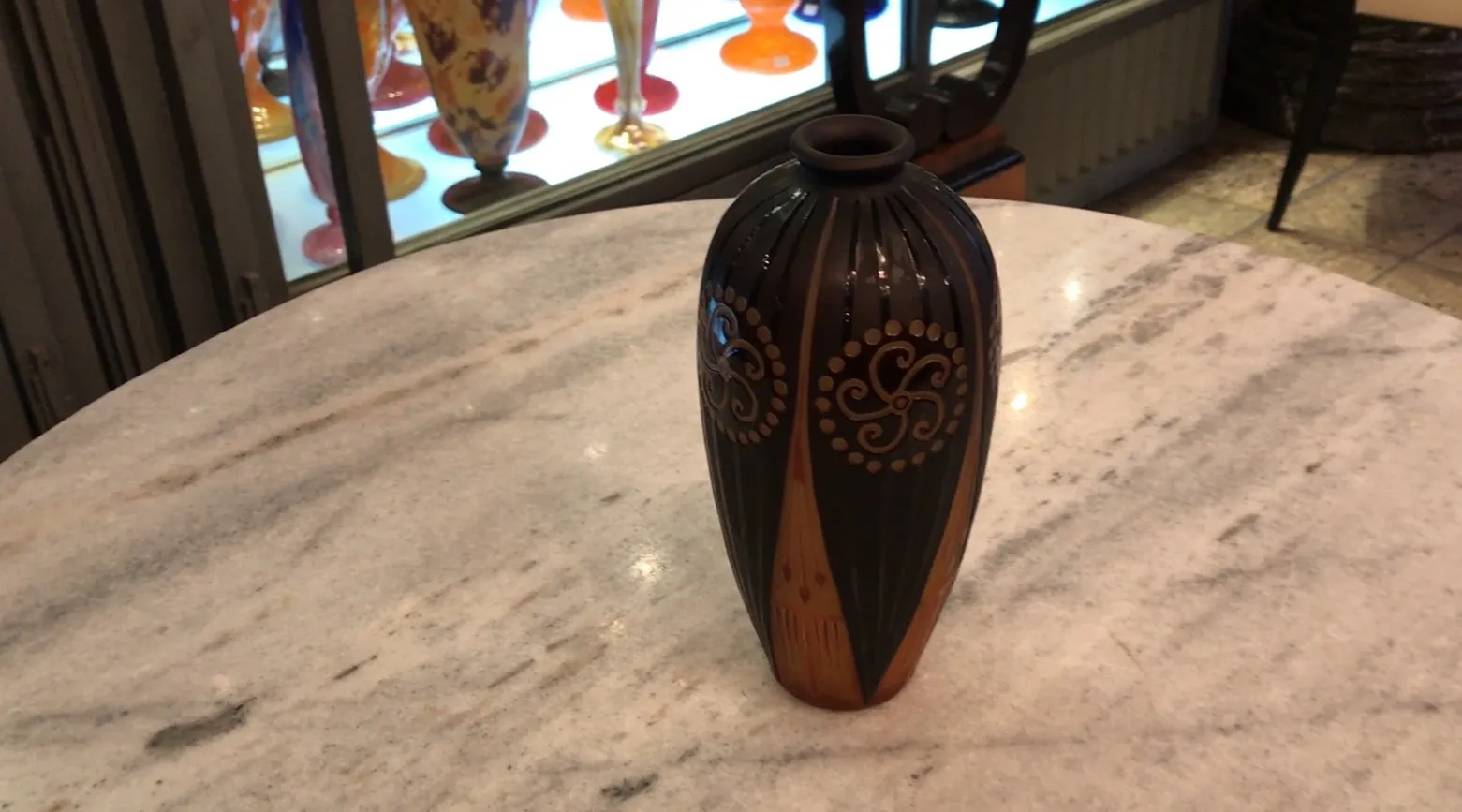 Vase ancien en verre signé d'Argental avec un design décoratif