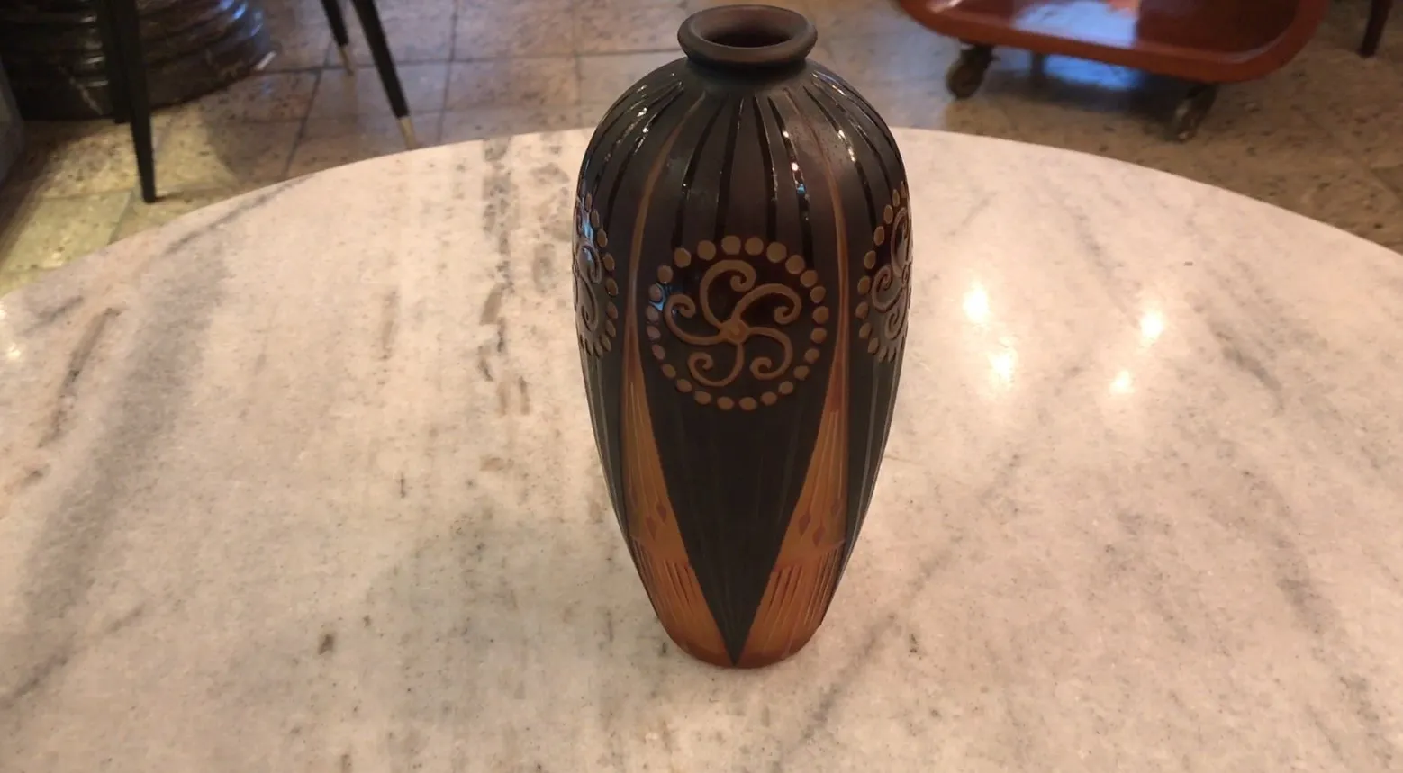 Verre signé D'Argental avec motif décoratif sur la surface