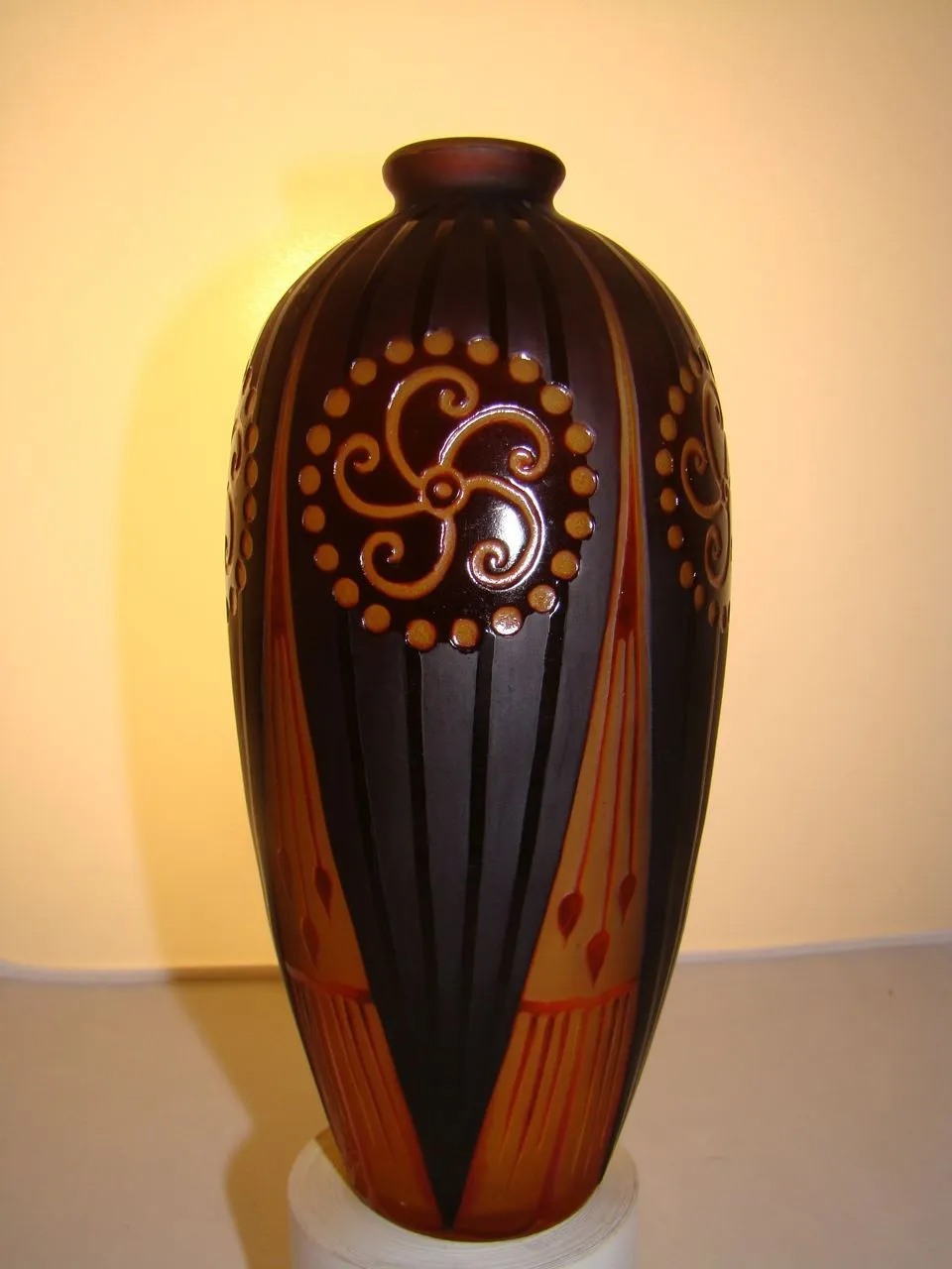 Vase en verre antique signé D'Argental avec un design détaillé