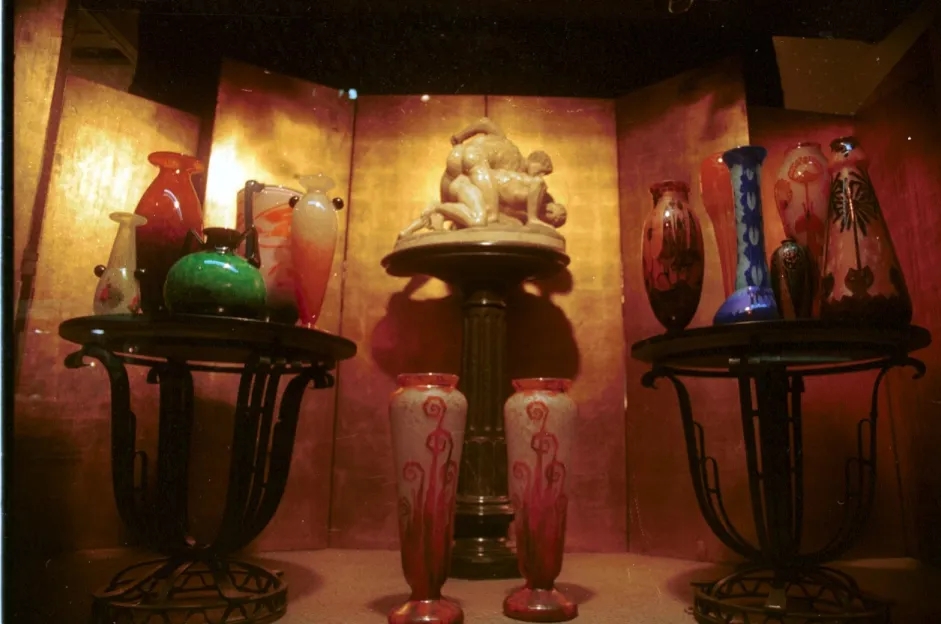 verre signé d'argental avec décoration et autres objets