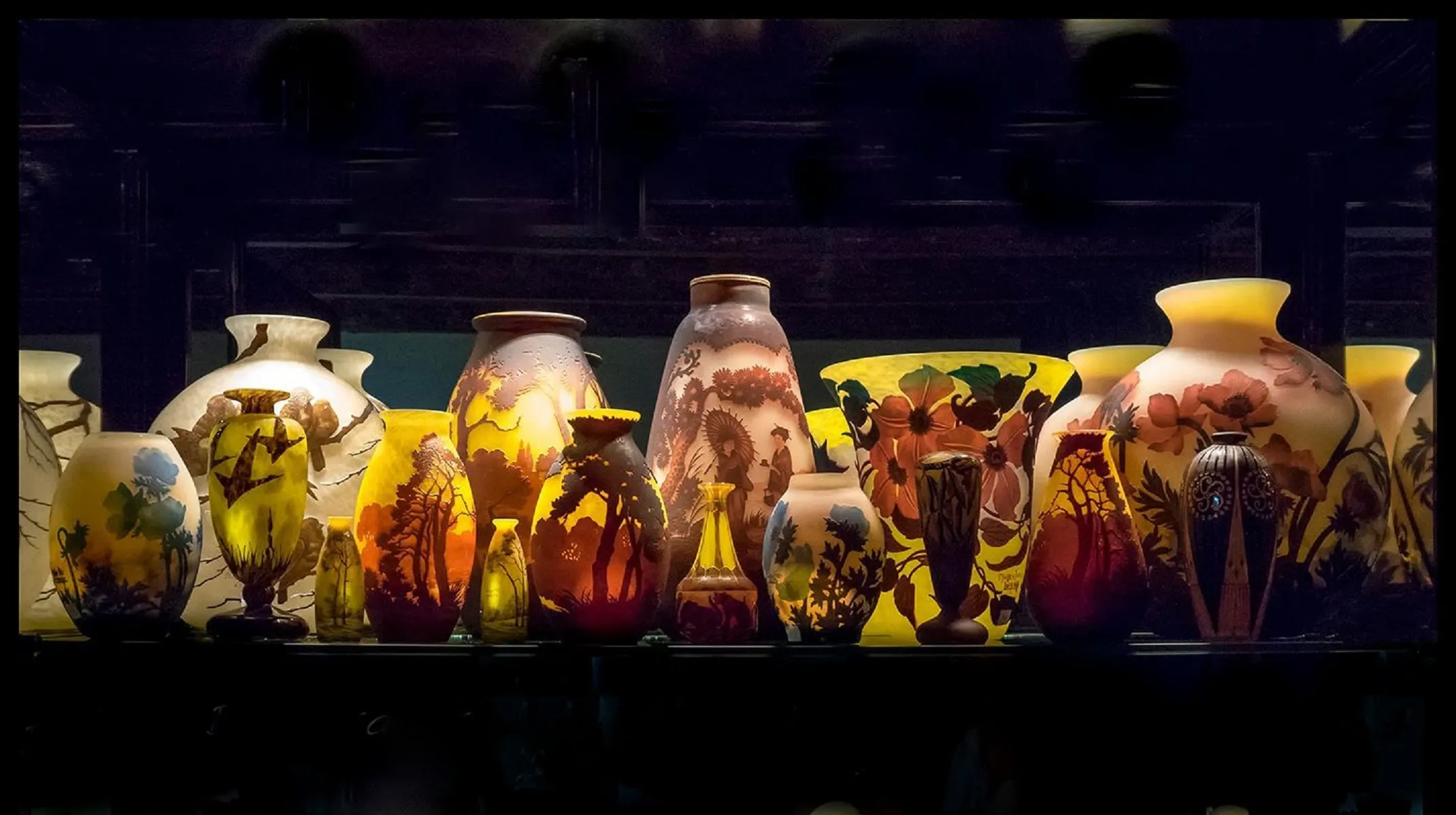 زجاج قديم موقّع، مزخرف، ألوان زاهية