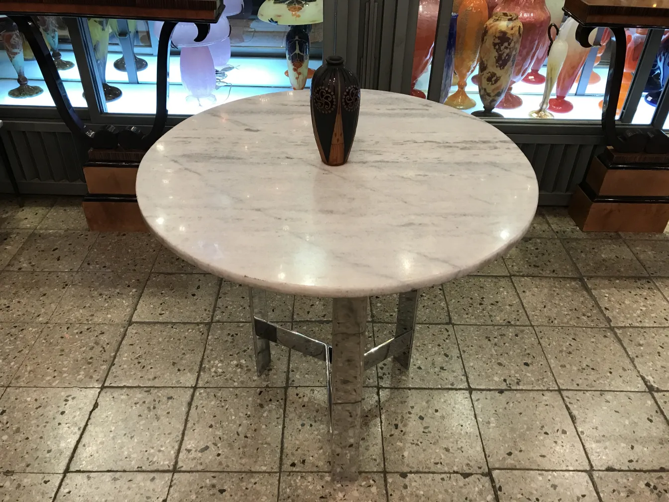 Signiertes Glas D'Argental auf einem dekorativen runden Tisch