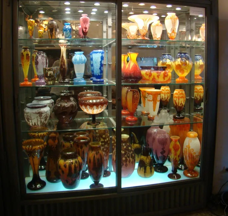 exposition d'antiquités avec verre signé d'argental