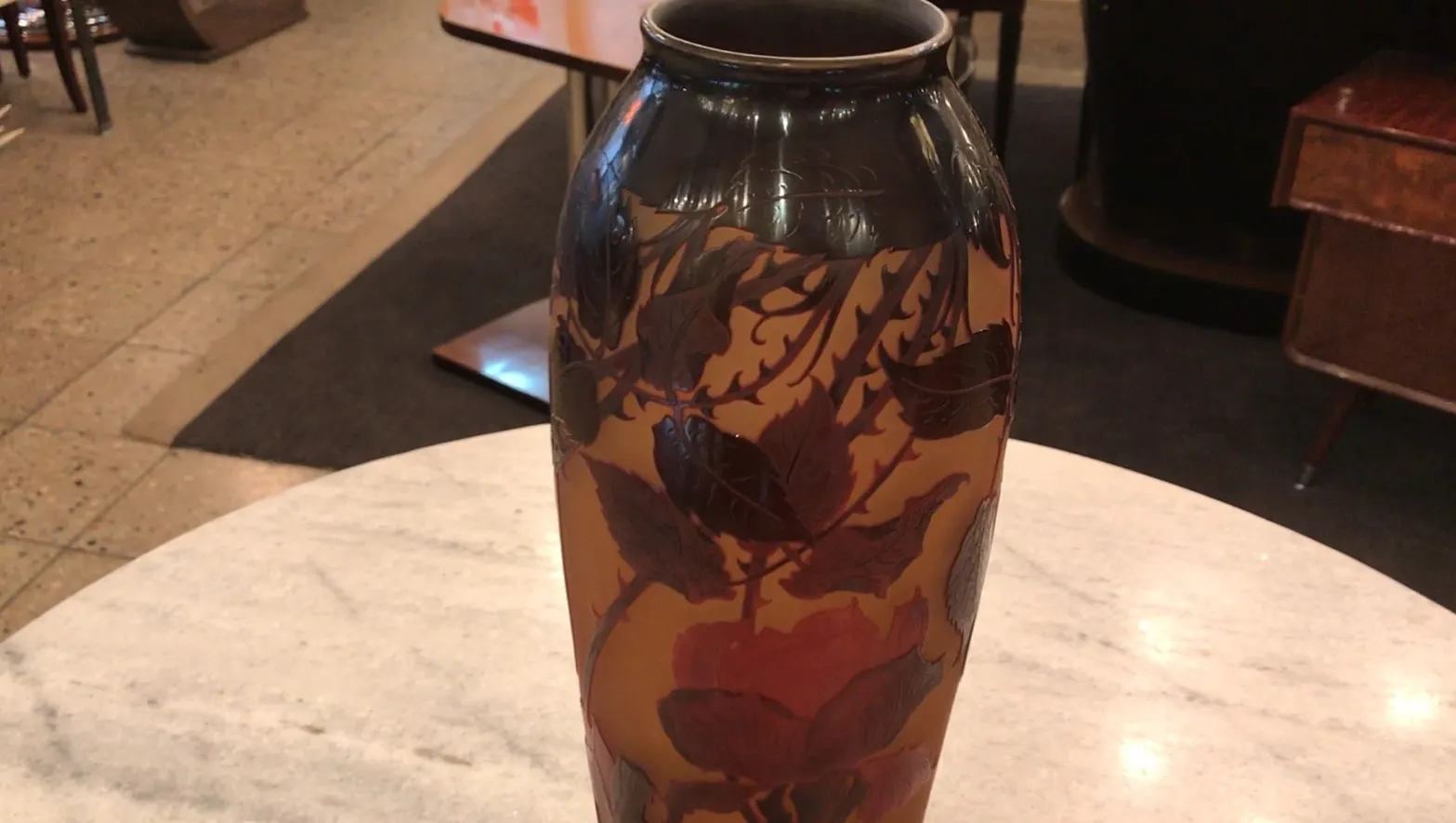 antikes Glas mit Blatt- und Blütendekor