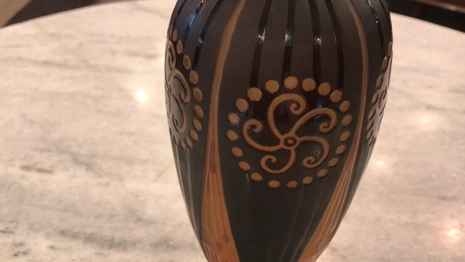 Vidrio antiguo con diseño elegante y firma D'Argental.