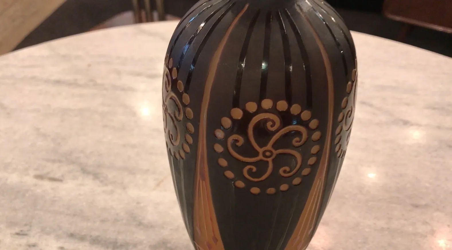 Antiguo vidro assinado D'Argental, detalhes em ouro, design elegante.