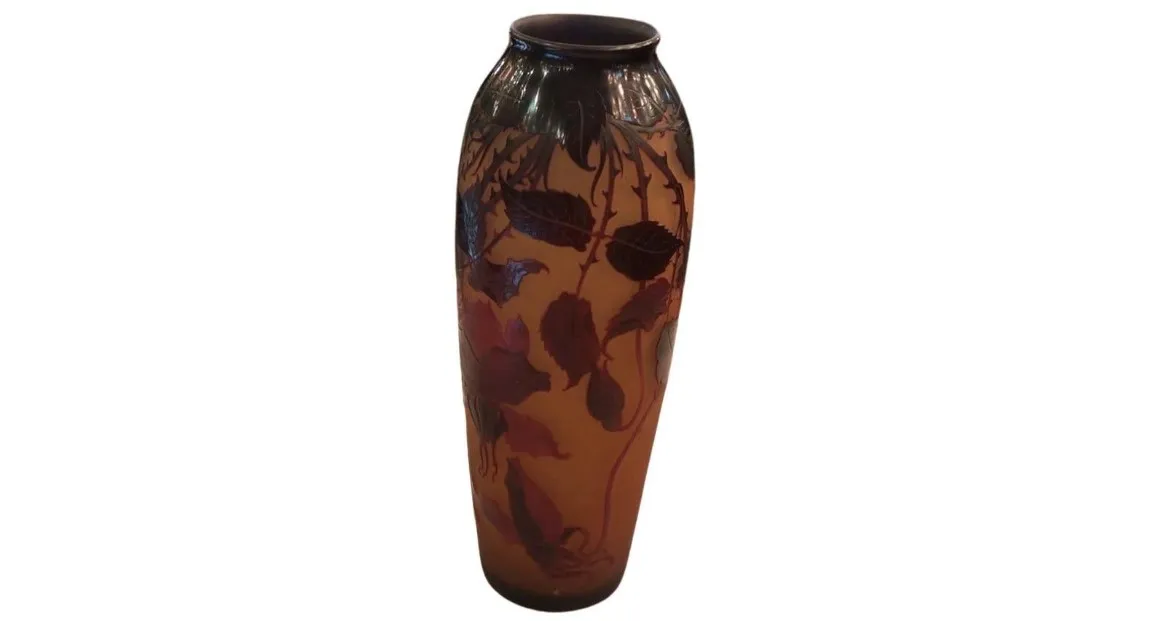 Vaso in vetro firmato D'Argental con decorazione di foglie e steli.