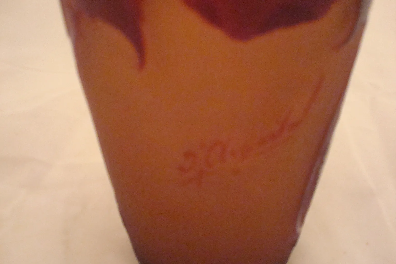 Verre signé D'Argental, antique, avec des détails distinctifs dans un cadre élégant.