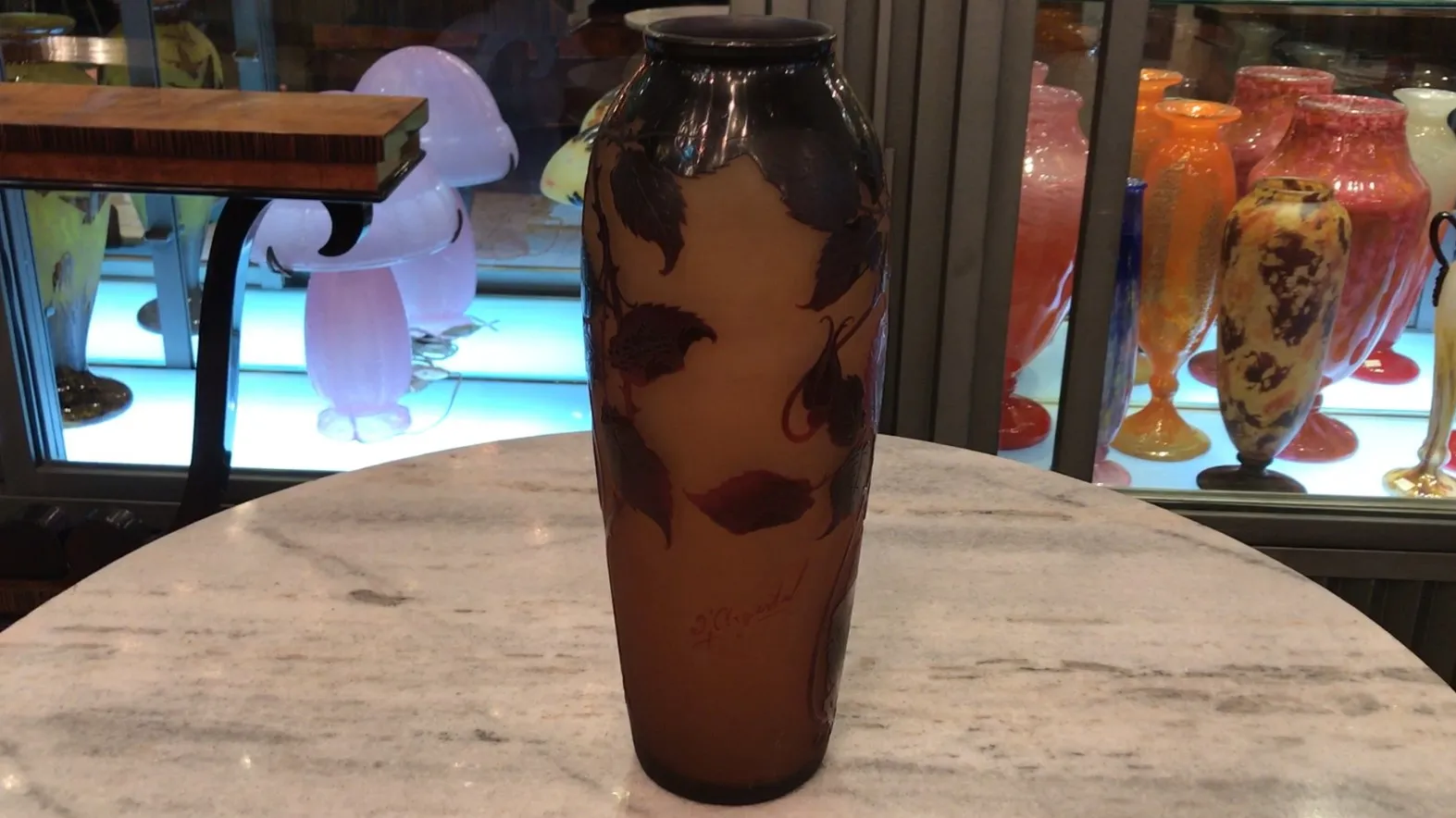 Антикварное подписанное стекло d'argental с листовым декором, на витрине