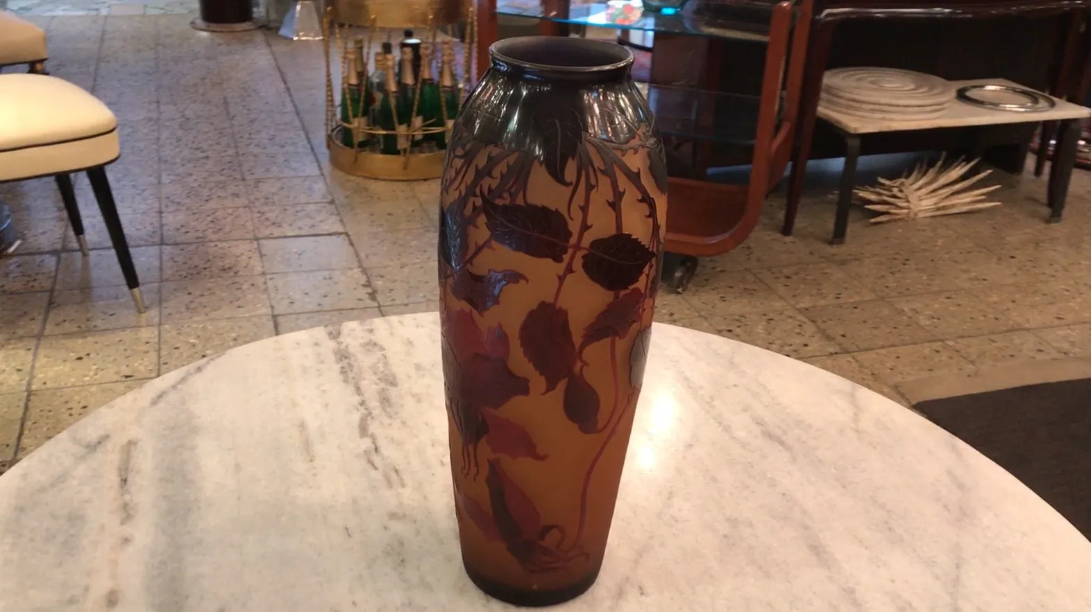 Vaso antico in vetro firmato D'Argental con decorazione floreale, in un ambiente elegante.