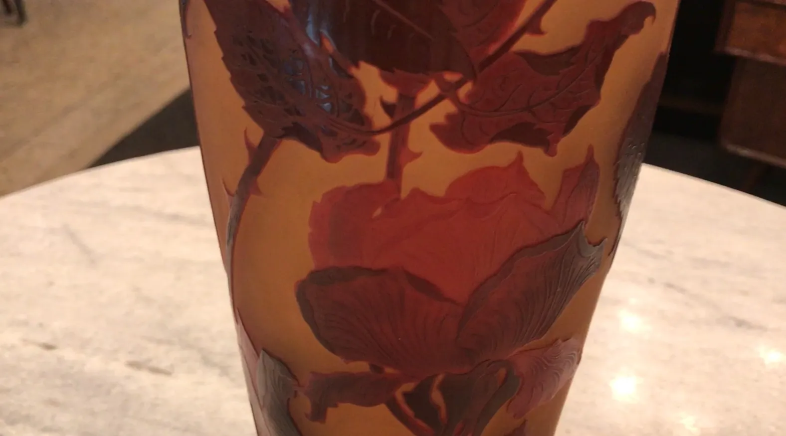 Beau vase en verre signé d'argental avec motif de fleurs