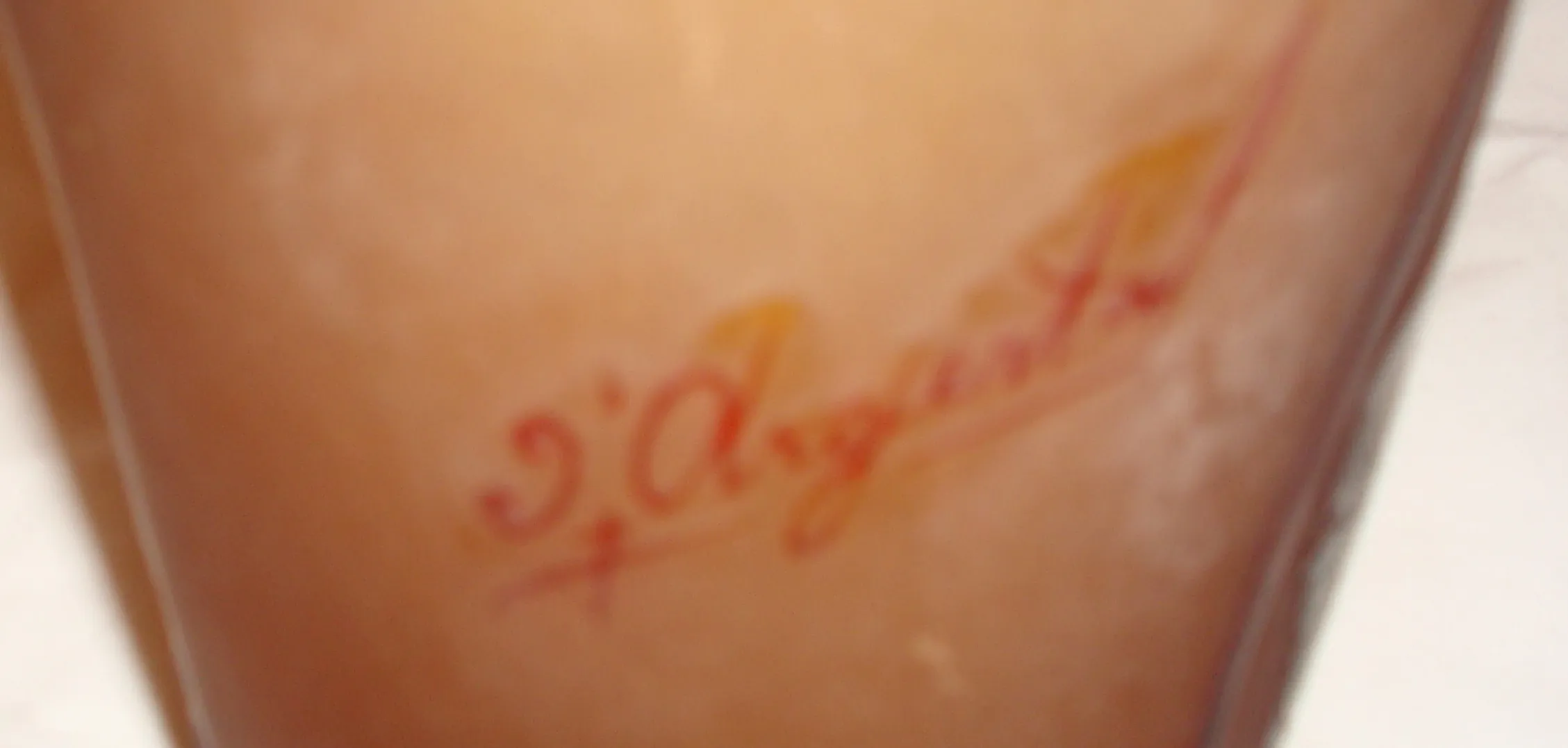 Vidrio antiguo firmado D'Argental en color claro con detalles visibles.