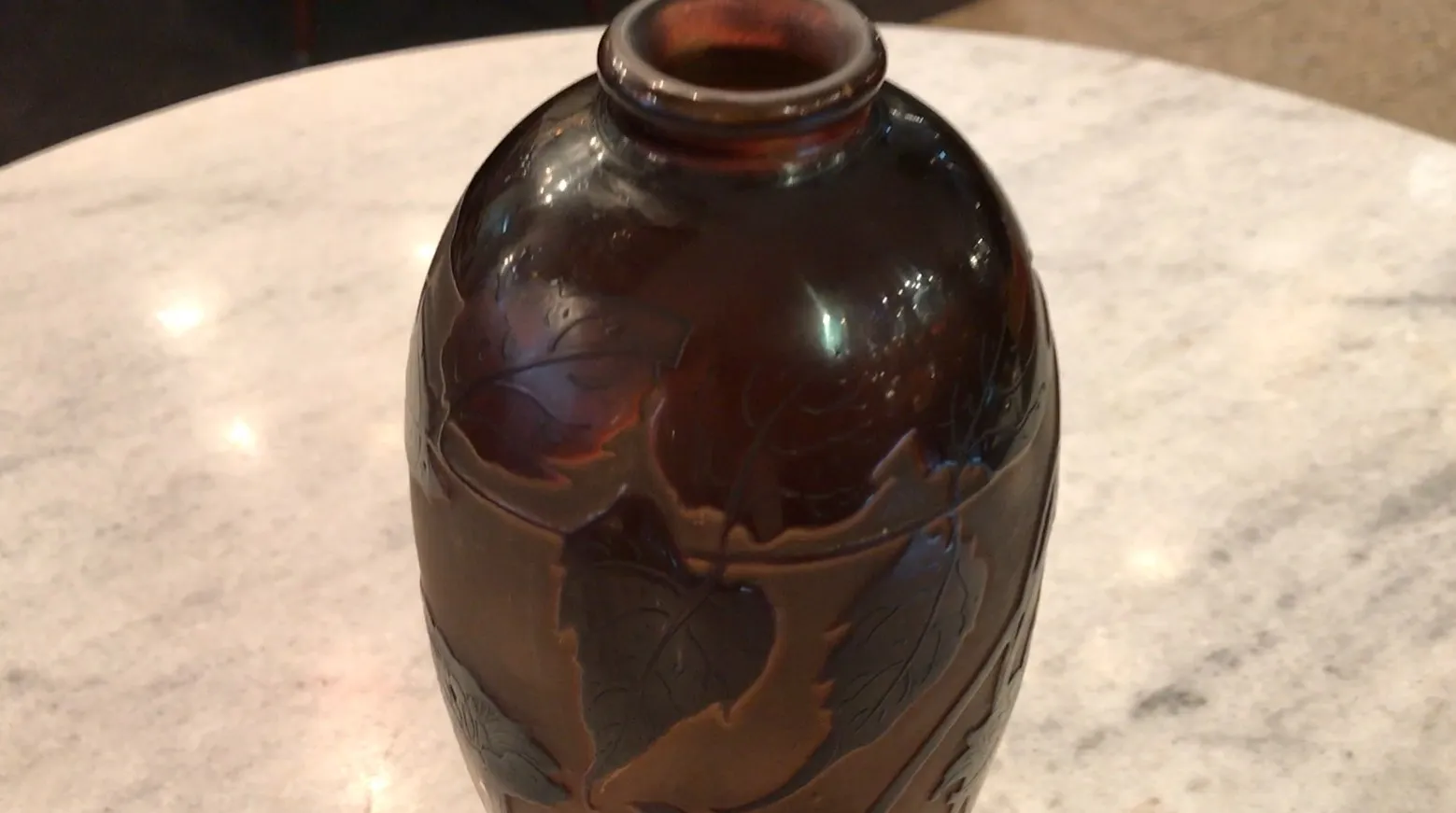 古董签名玻璃d'argental，带自然装饰