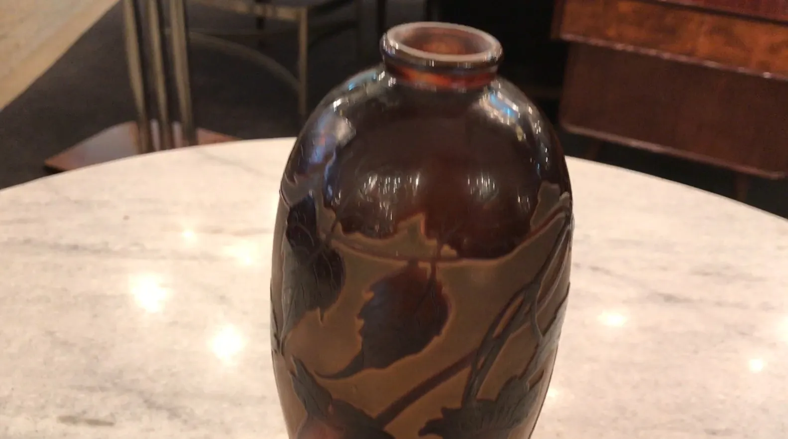 Verre signé D'Argental avec motif de feuilles sur fond marron foncé