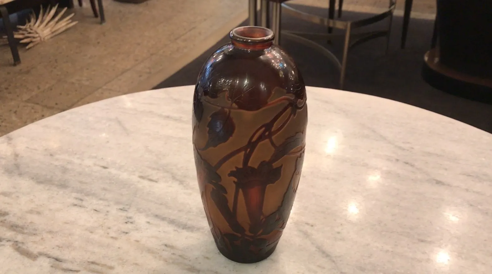 流线型花瓶，上面有叶子和花的图案，古董