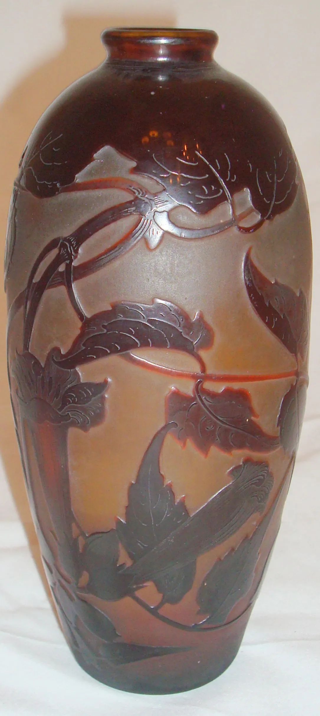 Vase ancien en verre signé D'Argental avec motif de feuilles.