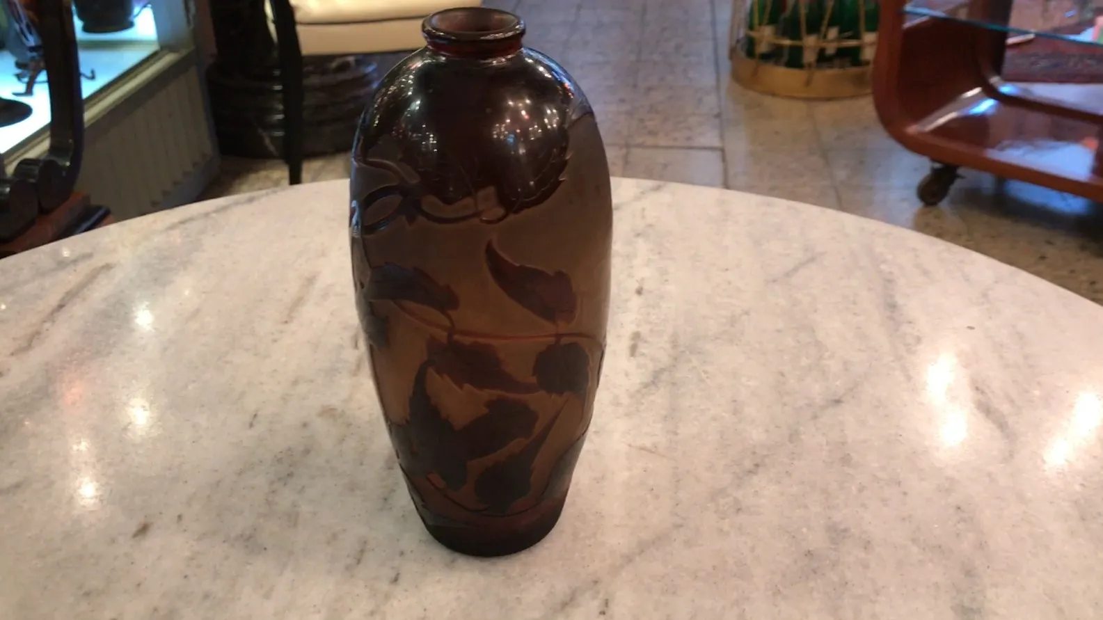 Vidro assinado D'Argental em um ambiente antigo com detalhes decorativos