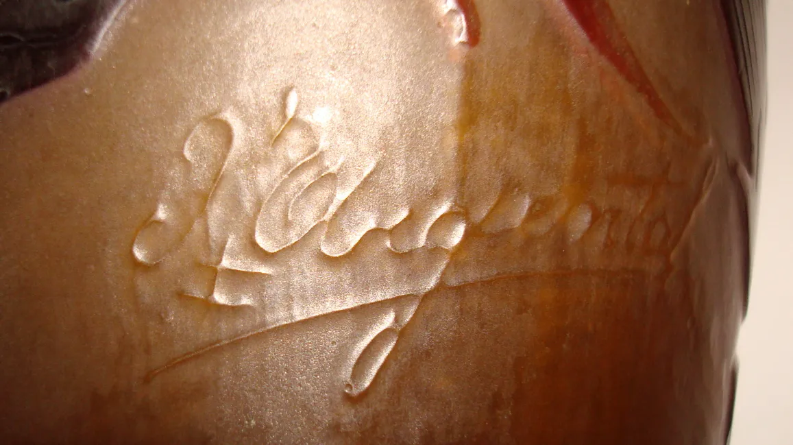 古董签名玻璃D'Argental，展示在优雅的环境中。