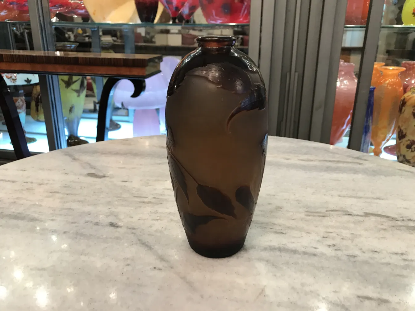 Signiertes Glas D'Argental (Französisch) mit antikem Design, in einer Vintage-Umgebung.