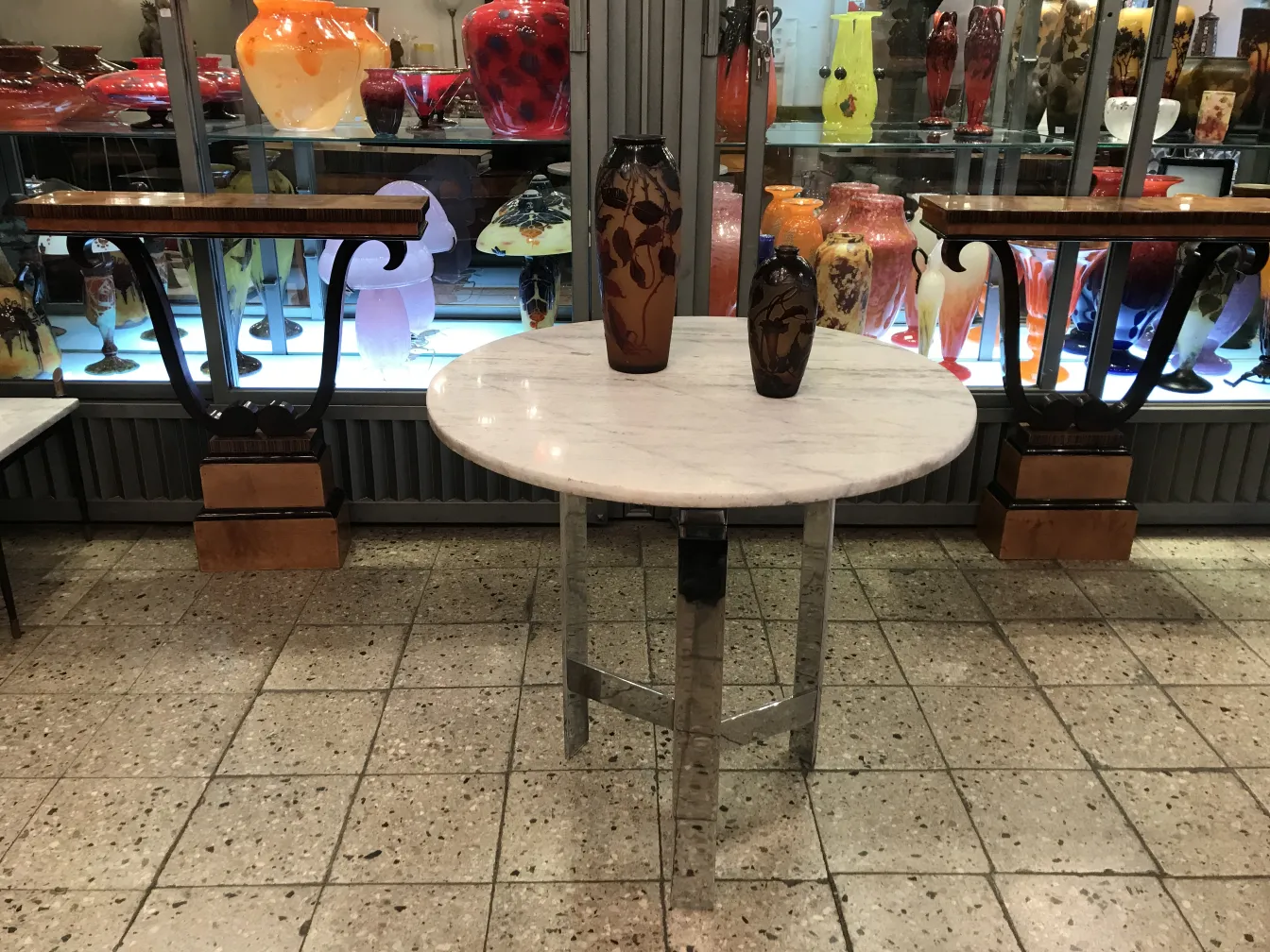 zwei signierte Glasvasen d'argental auf einem runden Tisch