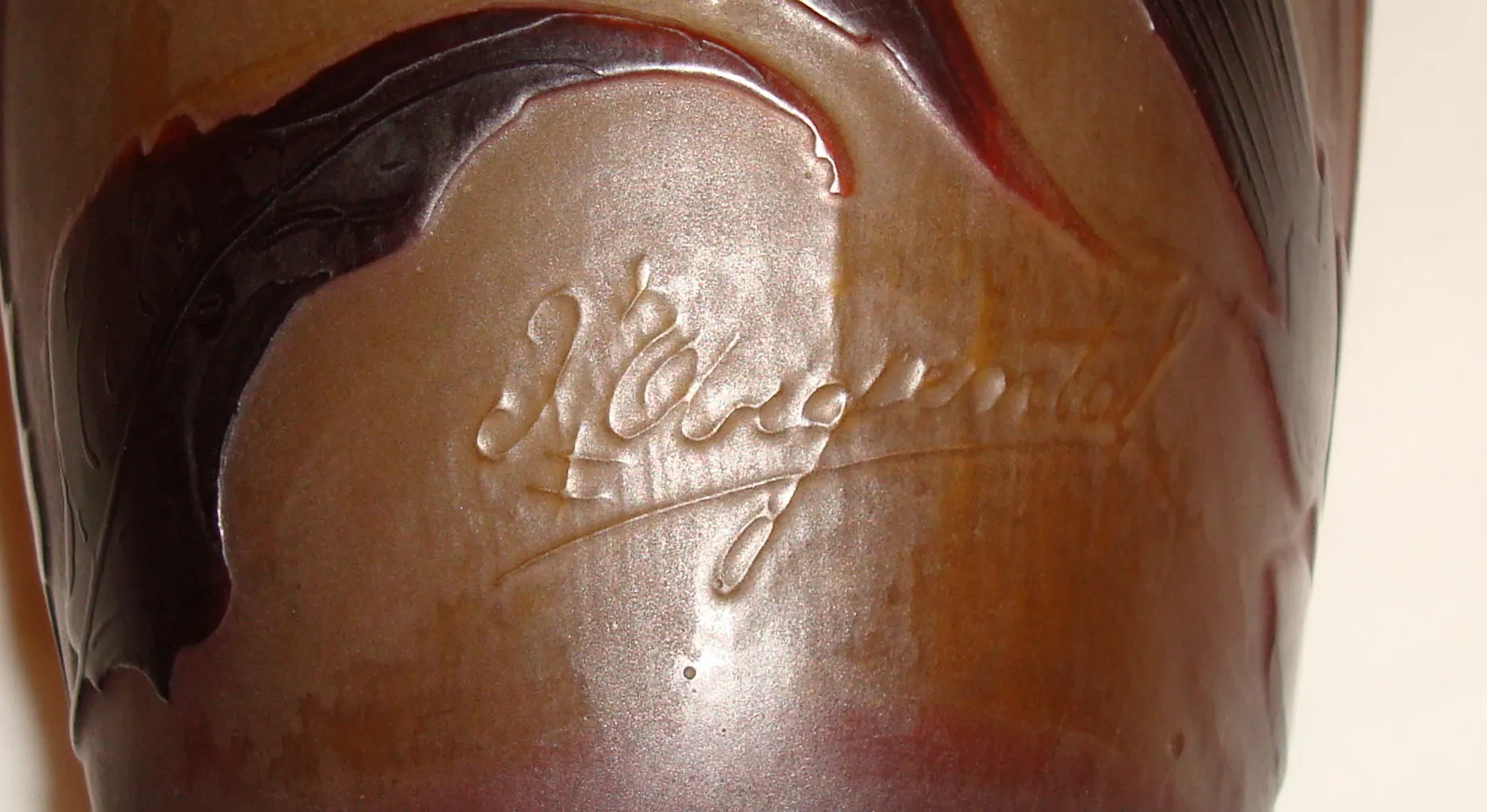 подписанное стекло d'argental с видимой деталью надписи