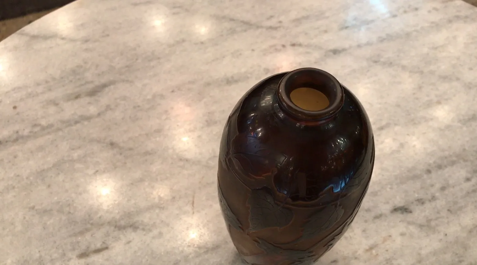 Verre ancien avec signature D'Argental sur fond neutre. Décoré avec des motifs naturels.