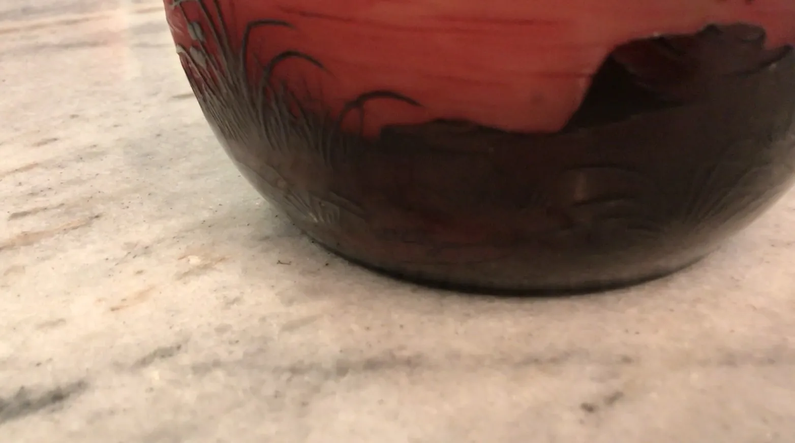 Verre signé D'Argental avec motifs décoratifs, antiquité.