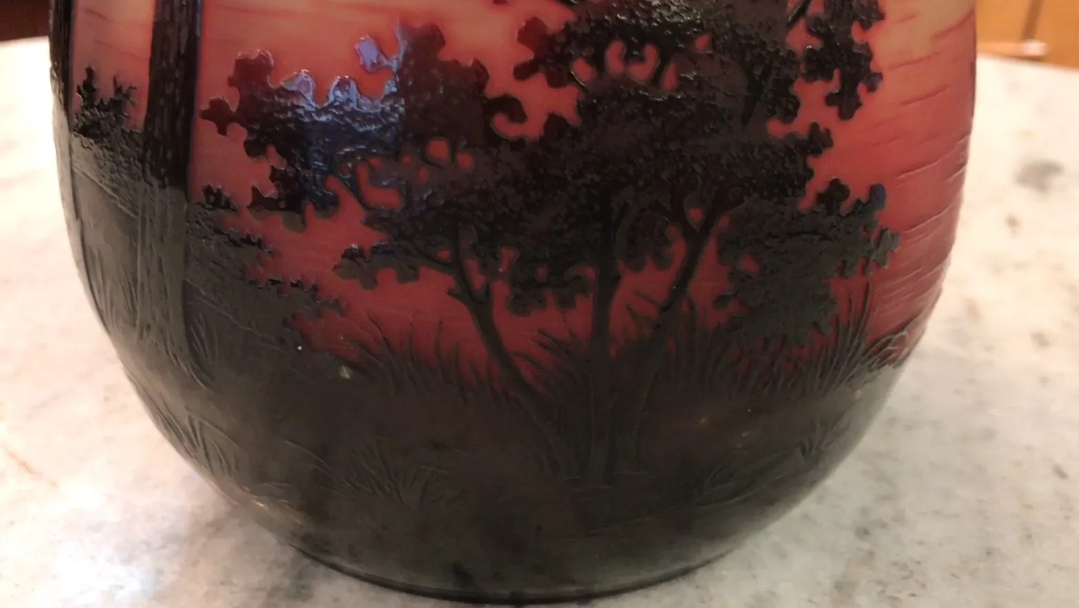 Vidrio firmado D'Argental con detalle de paisaje y vegetación.