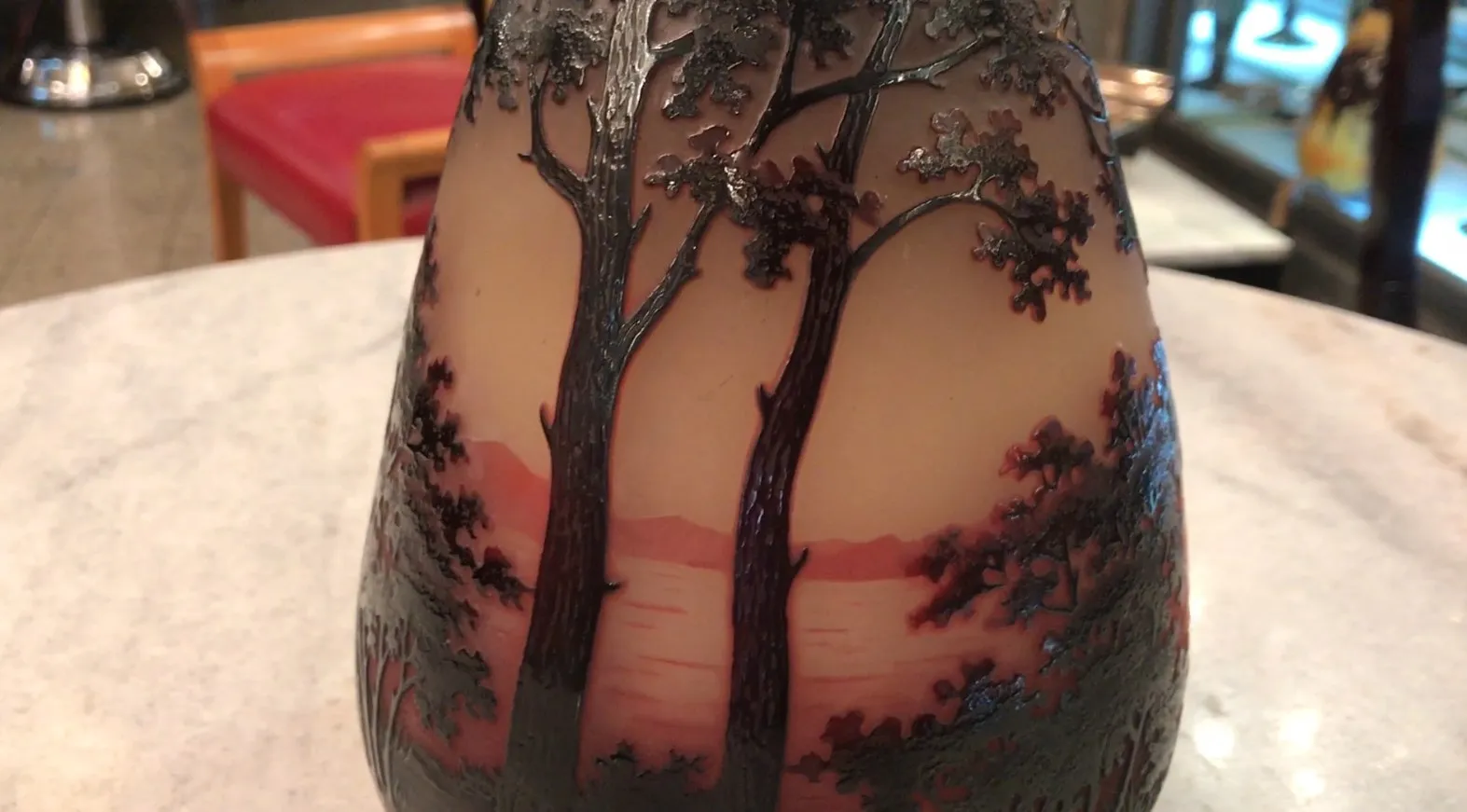 Verre signé D'Argental avec motif d'arbres, antiquité.