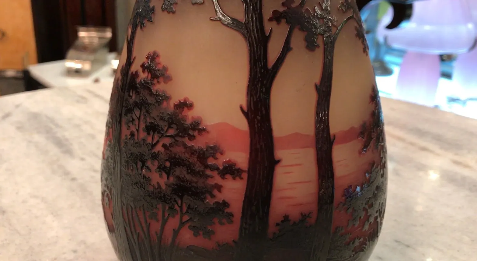 Antiquariato vetro firmato D'Argental con paesaggio bello e alberi.