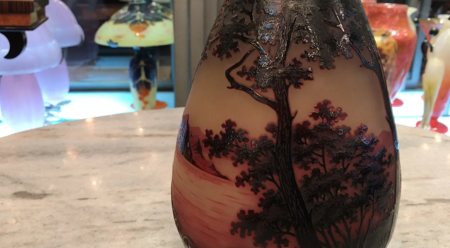 verre ancien signé D'Argental avec paysage en relief