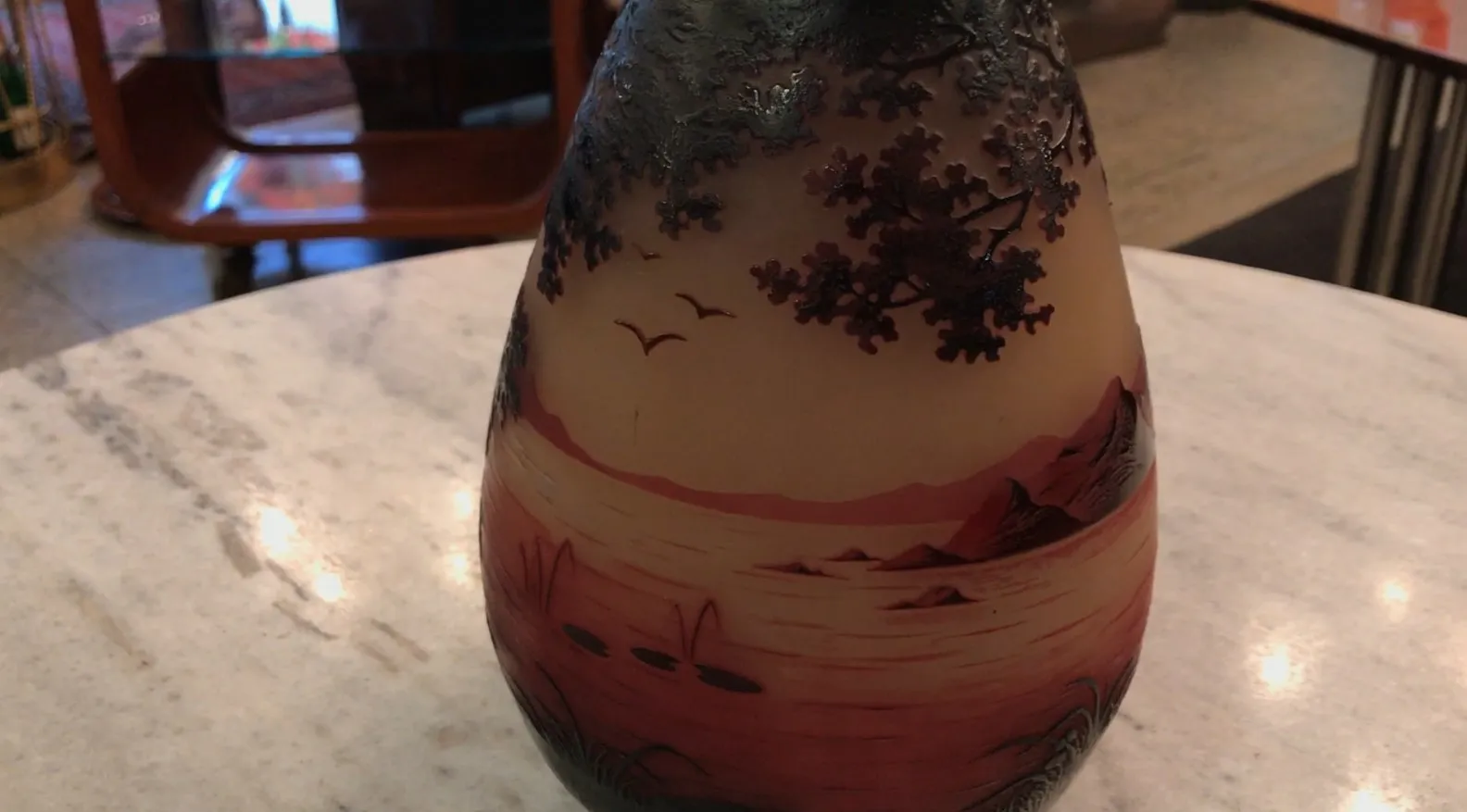 Verre antique signé D'Argental avec un paysage en tons chauds.