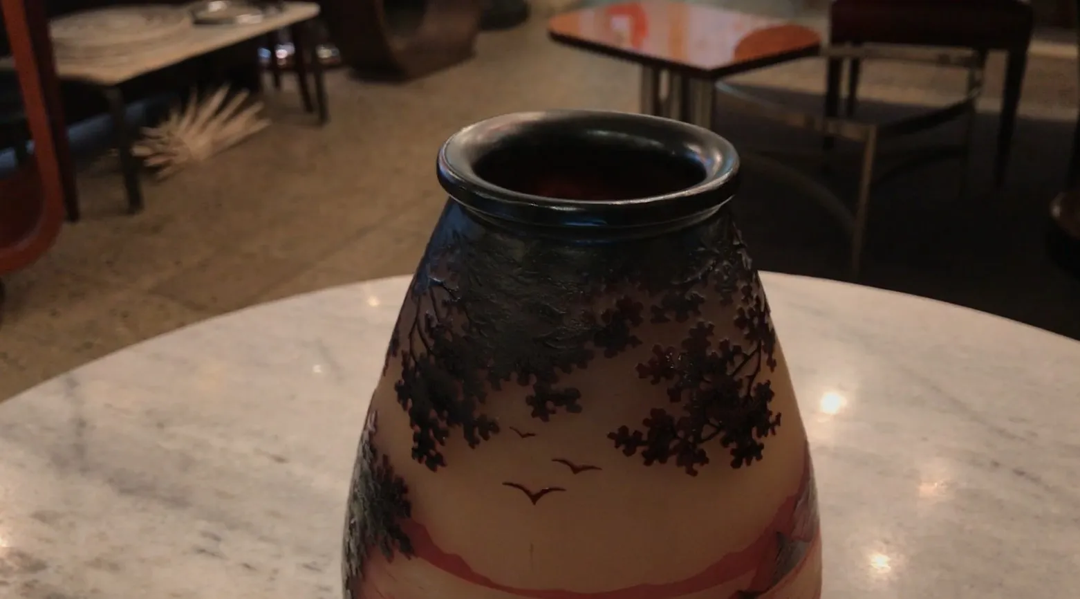 Verre signé D'Argental avec décor de paysage ancien.