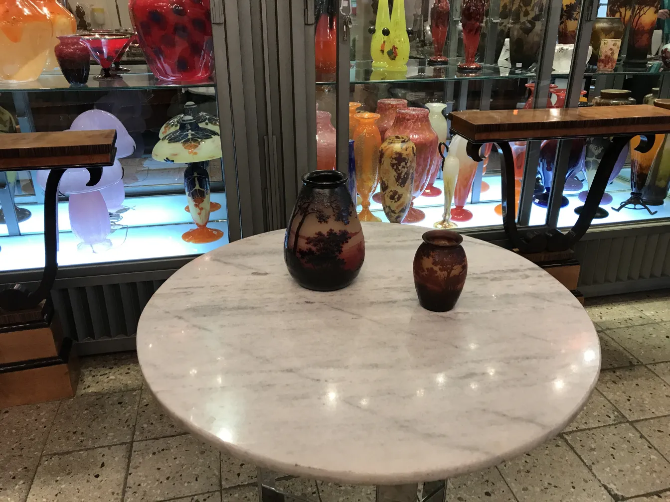 Antikes signiertes Glas D'Argental auf einem Marmortisch