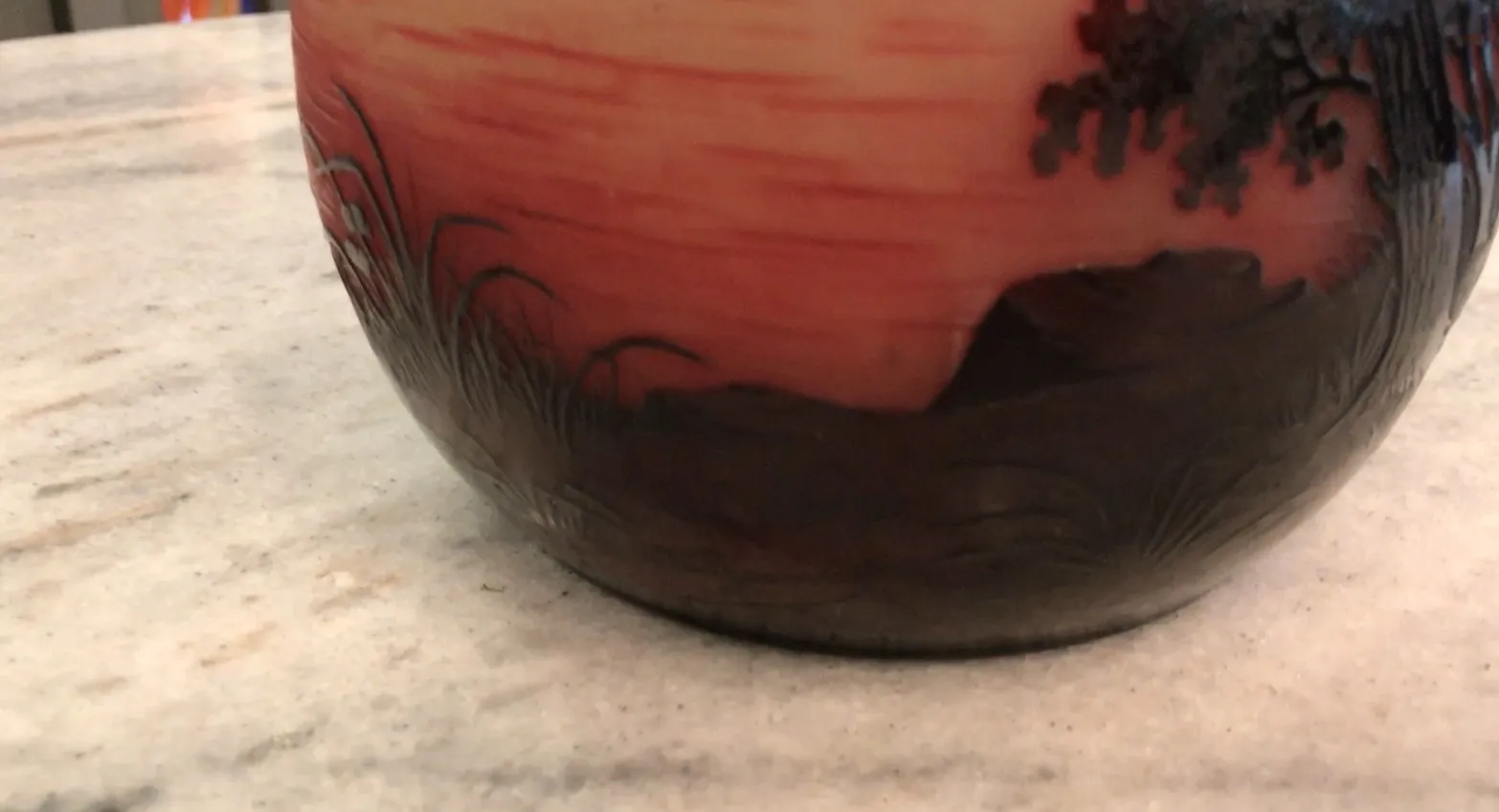 Antikes signiertes Glas D'Argental mit detaillierten Landschaften.