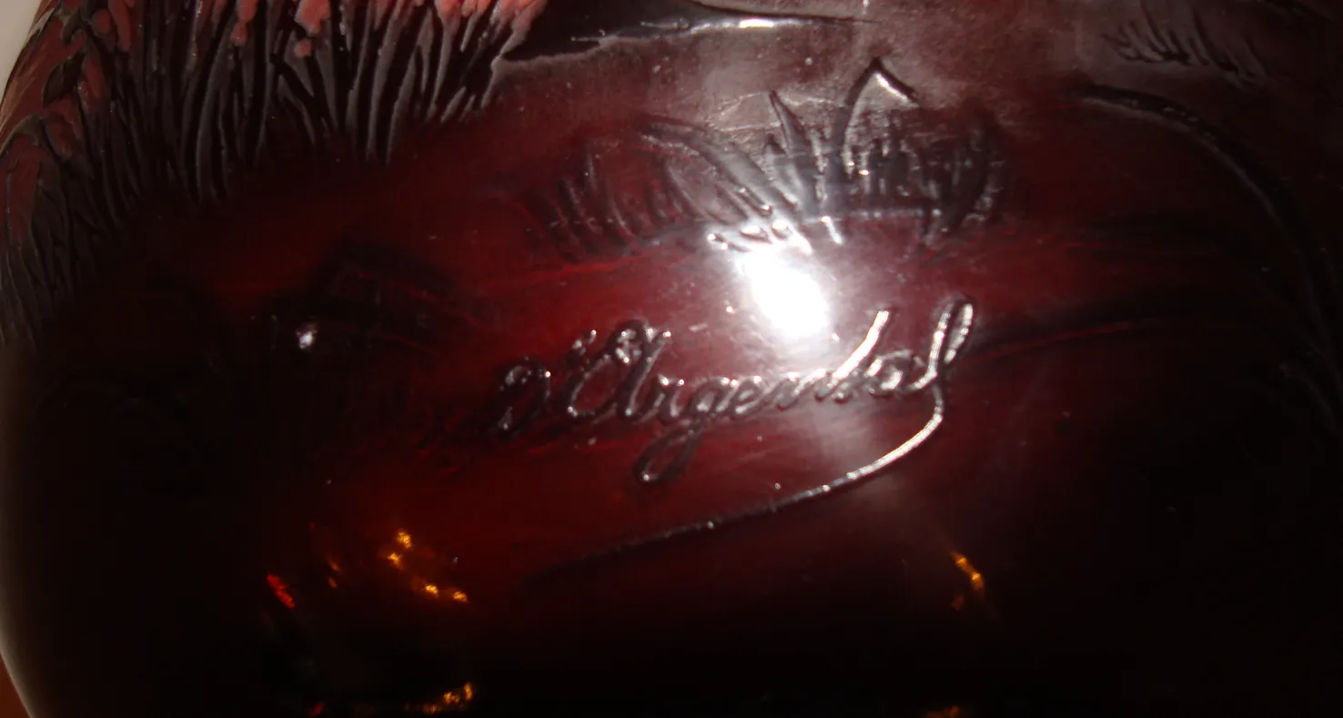 Verre ancien signé D'Argental avec des détails élégants.