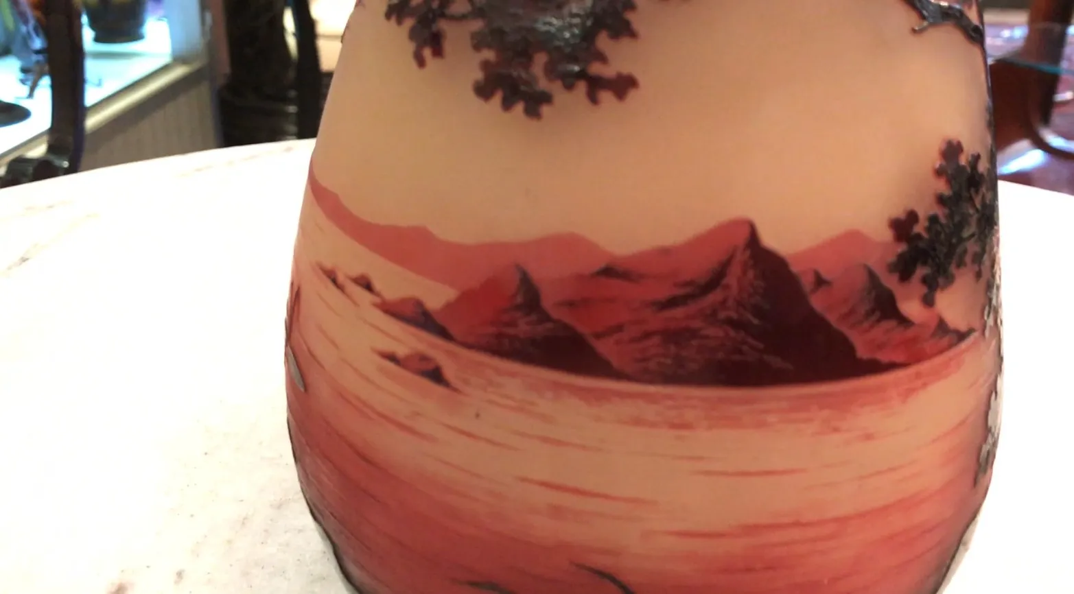 Verre signé D'Argental avec paysages rouges et noirs, antiquité