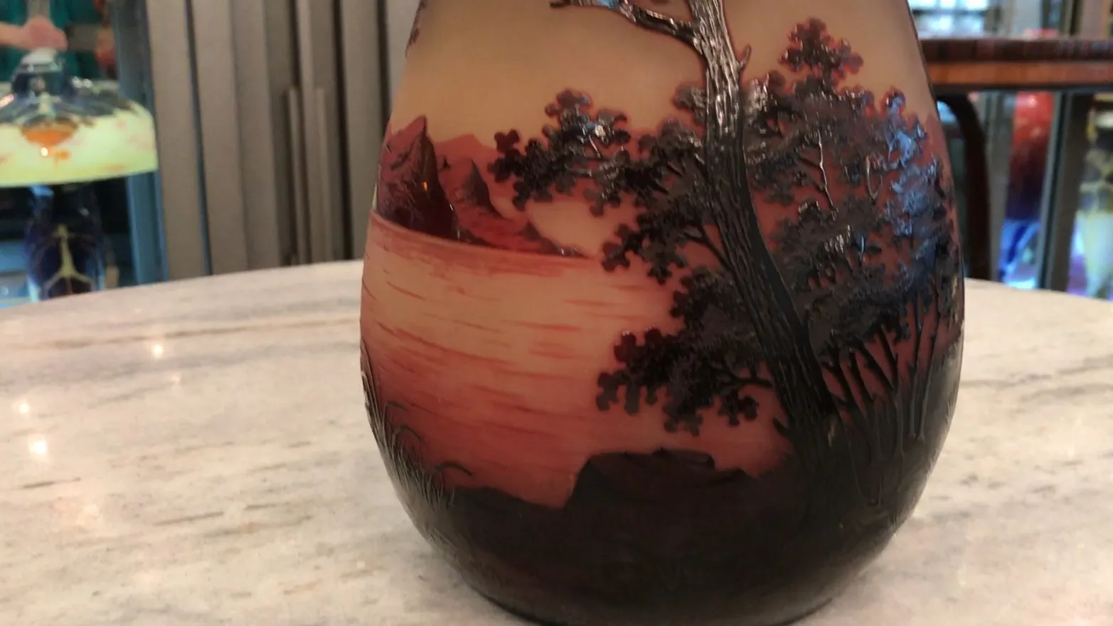 Antikes signiertes Glas d'argental mit dekorativer Landschaft