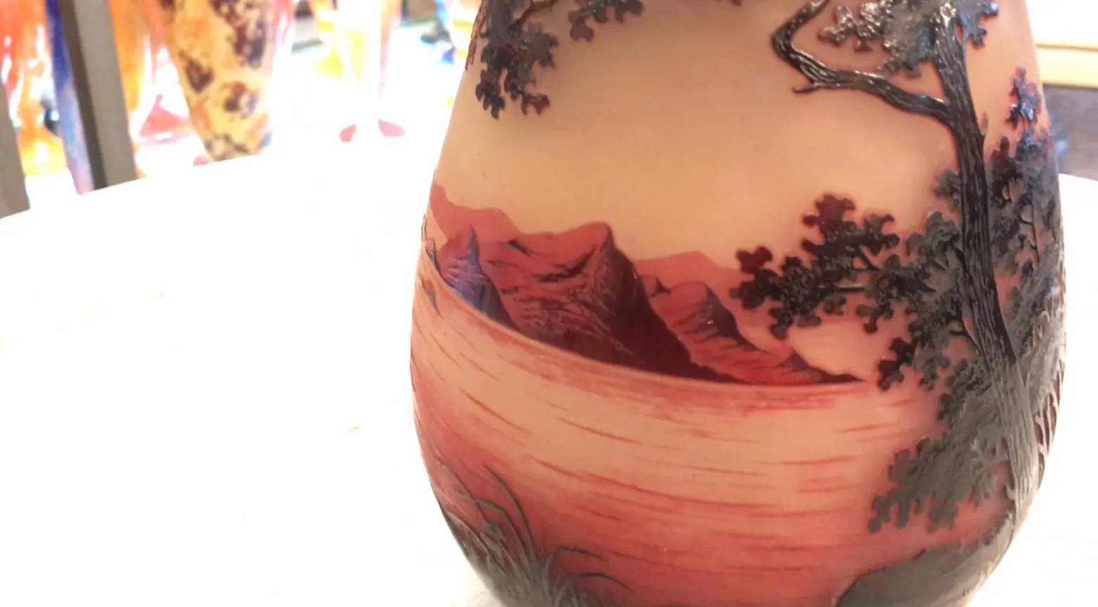 पुरानी_signed_glass_d'argental_पर्वत_और_पेड़_के_लैंडस्केप_के_साथ_बोतल।