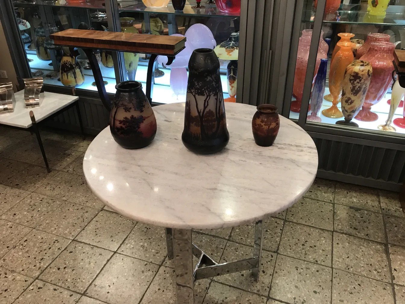 Antikes signiertes Glas D'Argental mit dekorativen Merkmalen