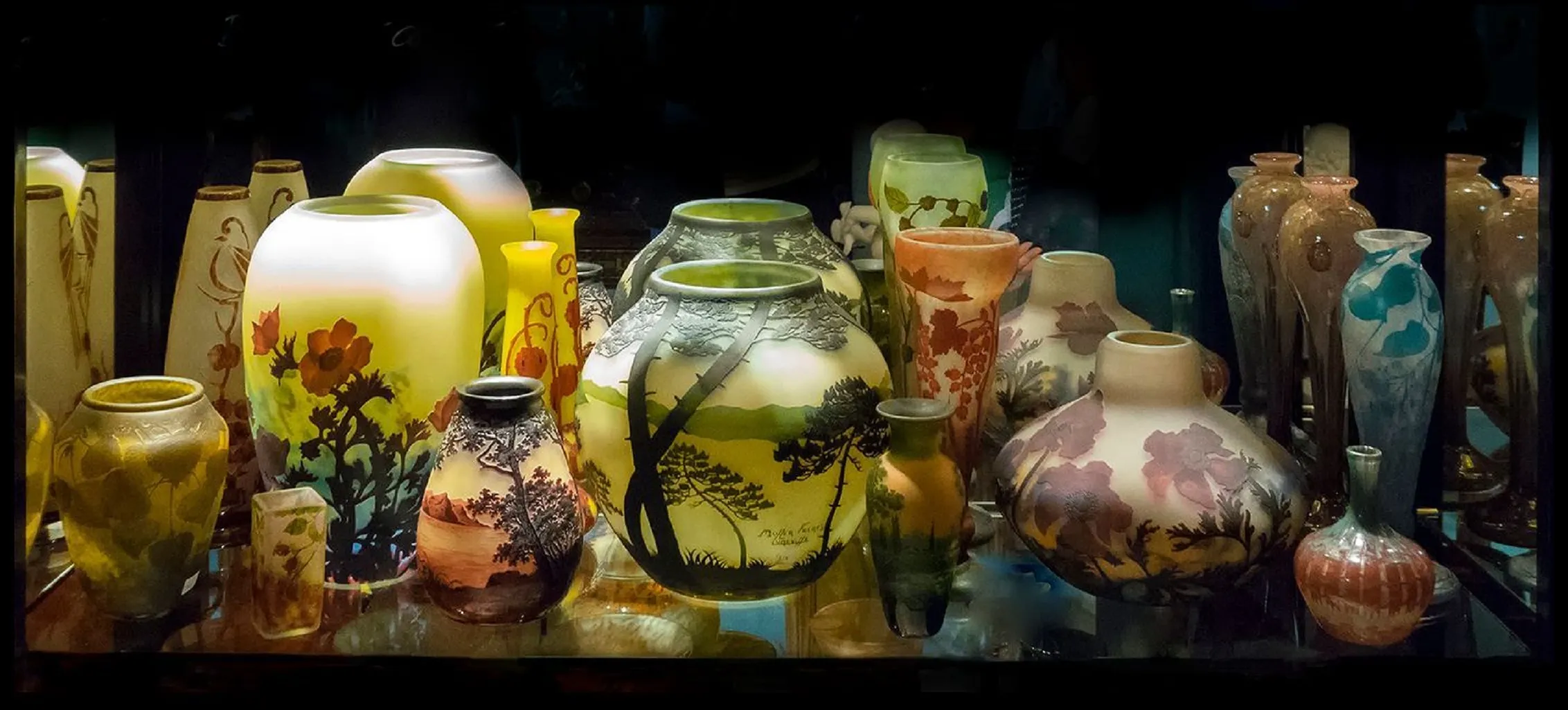 Colección de antigüedades de vidrio firmado D'Argental con diversas decoraciones florales