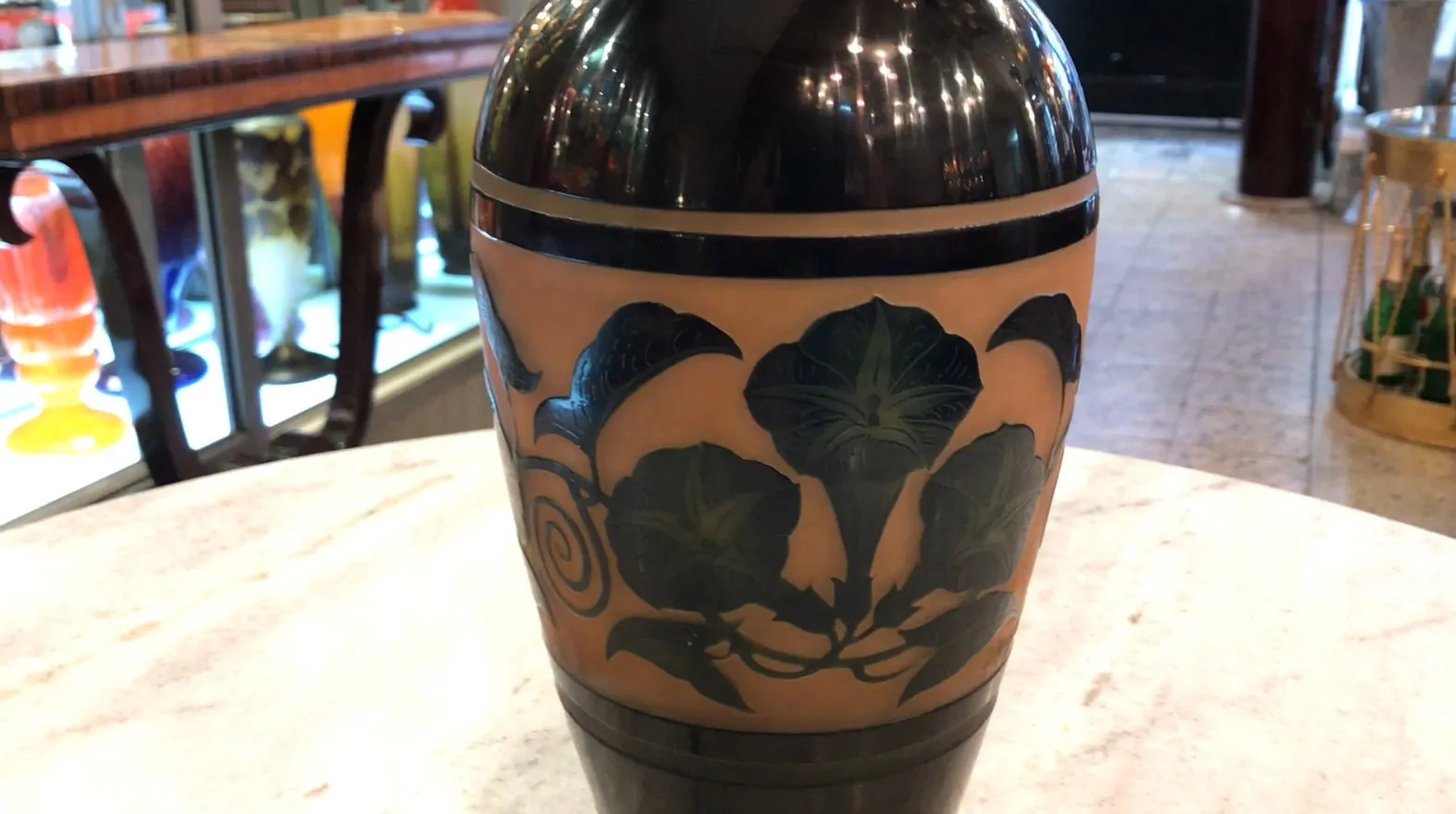 vidrio firmado con diseño de hojas, ambiente vintage