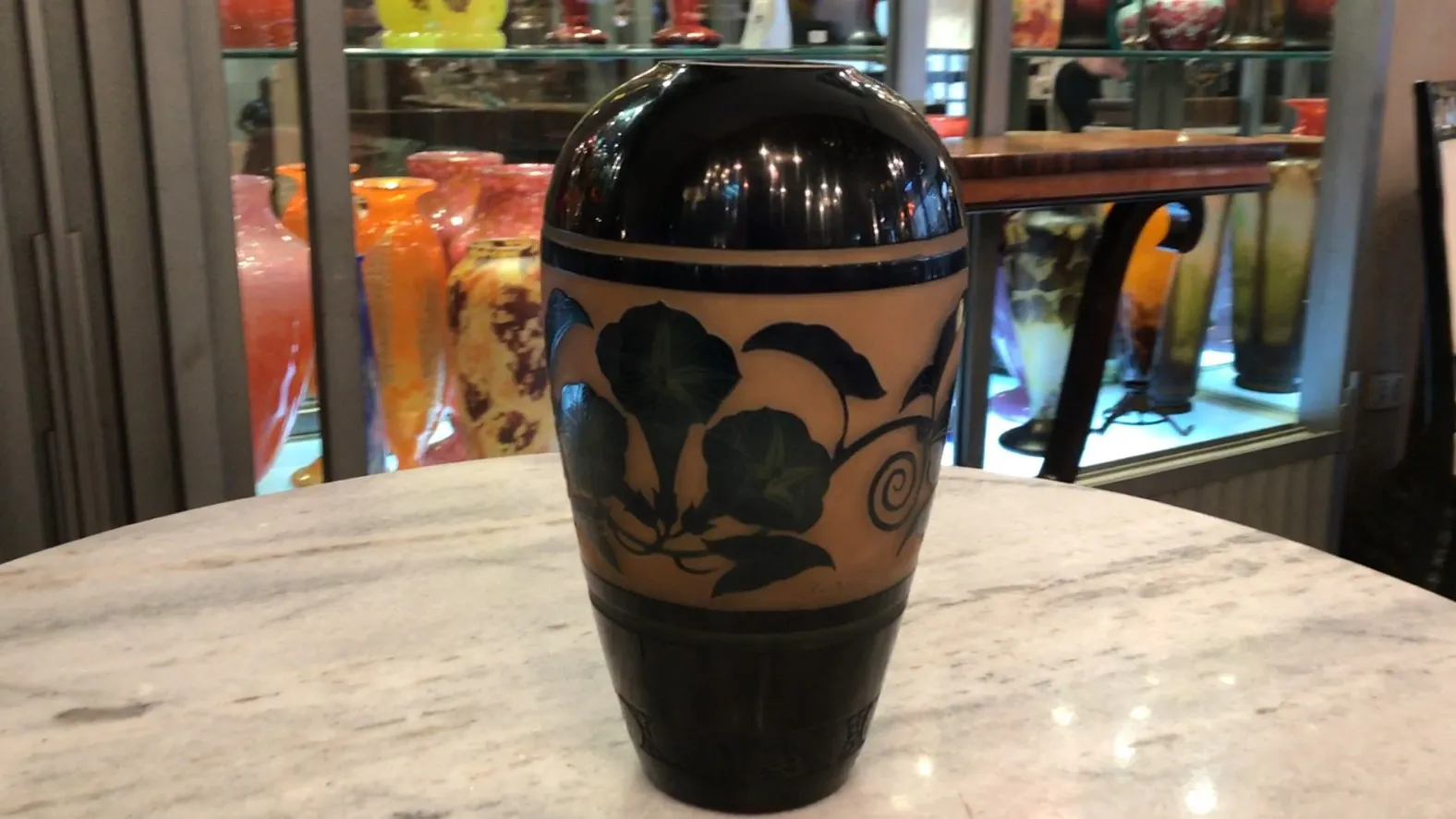 verre ancien avec motif botanique et couleurs sombres