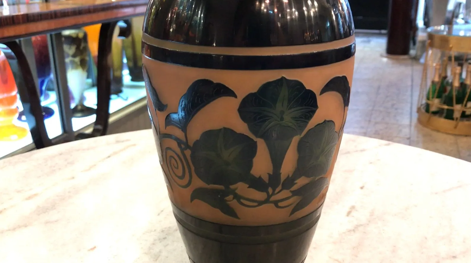 Verre ancien signé D'Argental avec des feuilles vertes