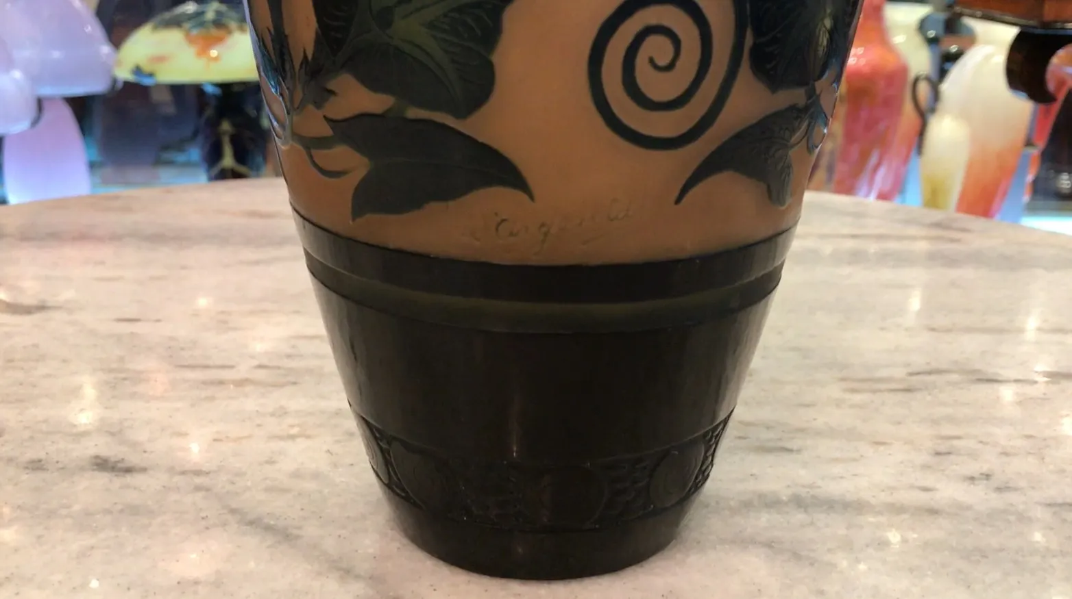 装饰性签名玻璃d'argental，带有植物细节。